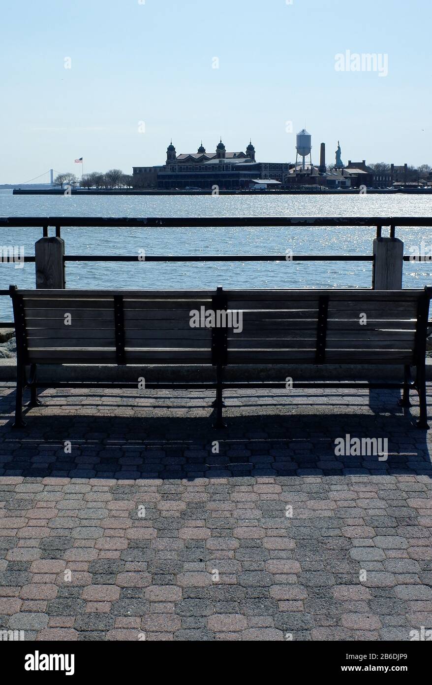 La vista di Ellis Island e della Statua della libertà dall'Hudson River Waterfront Walkway nel Liberty state Park.Jersey City.New Jersey.USA Foto Stock