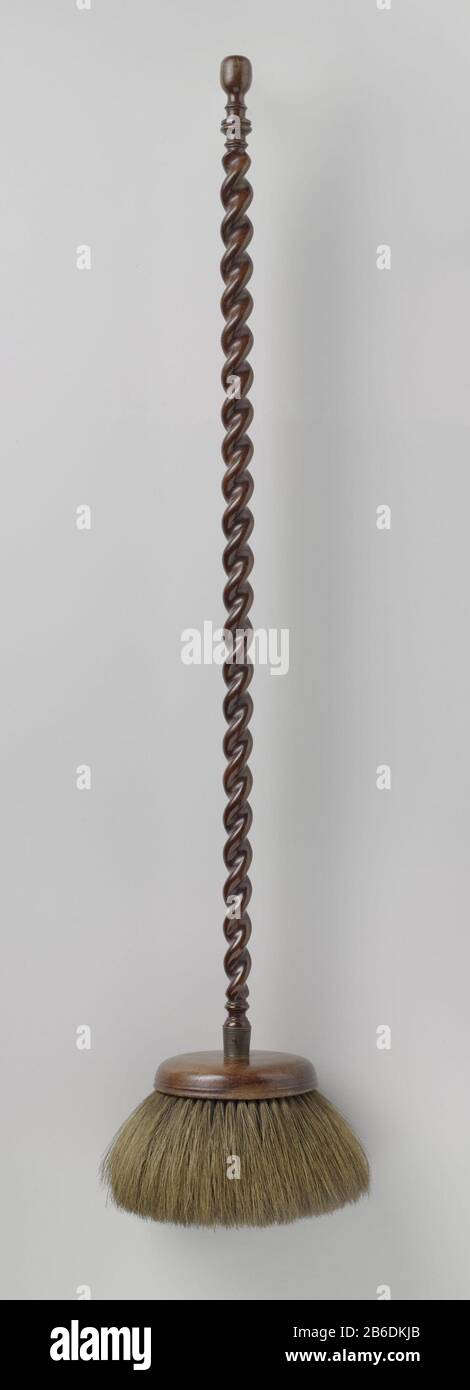 Scopa o mop con manico ritorto sormontato da una manopola Bezem van mahoniehout met een getorste steel en de oorspronkelijke beharing. De steel eindigt bovenaan in een dubbele profiling met ronde knop; een breuk in de steel bij de overgang naar de rug is met een koperen band versterkt. De rug van de bezem è plat cirkelvormig en heedft aan de onderzijde een profielrand. Produttore : anoniemPlats prodotto: Noordelijke Nederlanden datazione: 1700 Materiale: Hout mahoniehout haar (materiaal) koper dimensioni: Acciaio en rug: H 126,0 cm. Borstel: D 28 cm. Foto Stock