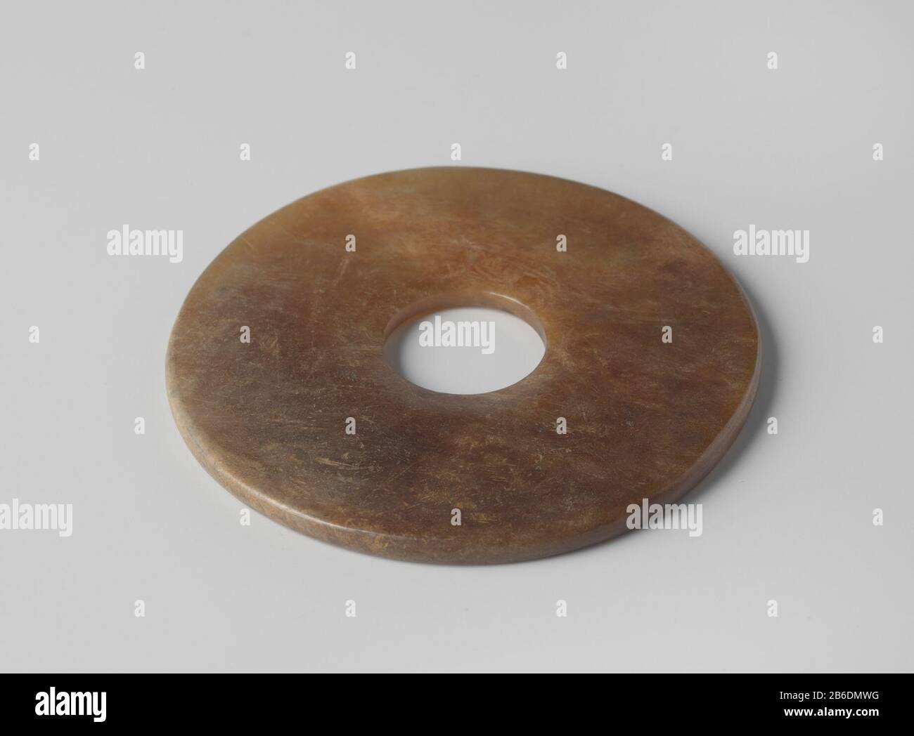 BI disk brown jade Bi; schijf van bruine jade Oggetto tipo : bi schijf Objectnummer: AK-MAK-284 Produttore : anoniemPlats prodotto: China Dating: -206 - 220 Materiale: Jade dimensioni: D 11,5 cm × d 0,5 cm Foto Stock