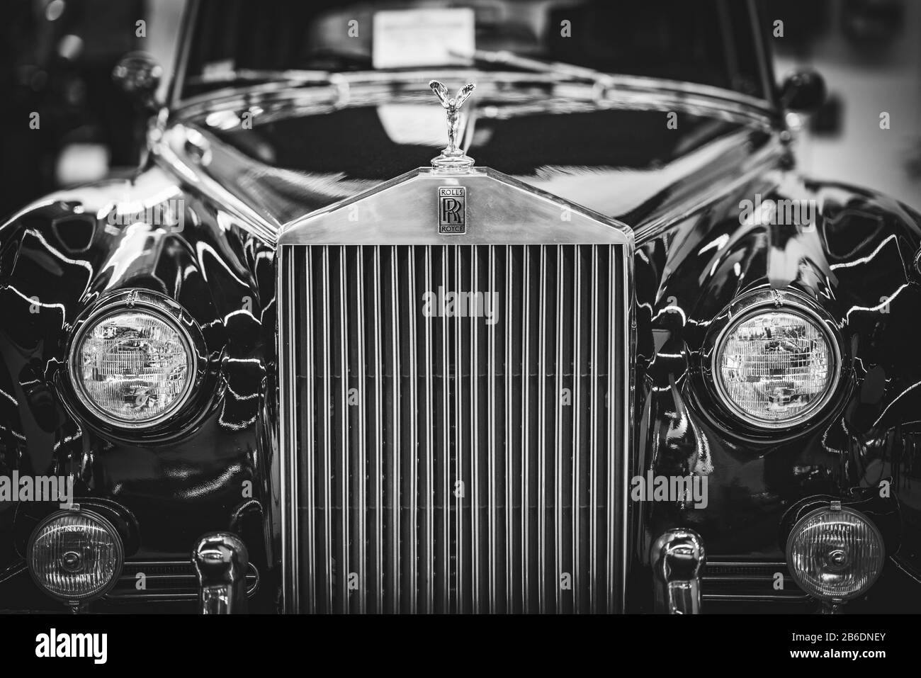 Dettagli anteriori della griglia e dei fari di un'auto classica in bianco e nero Foto Stock