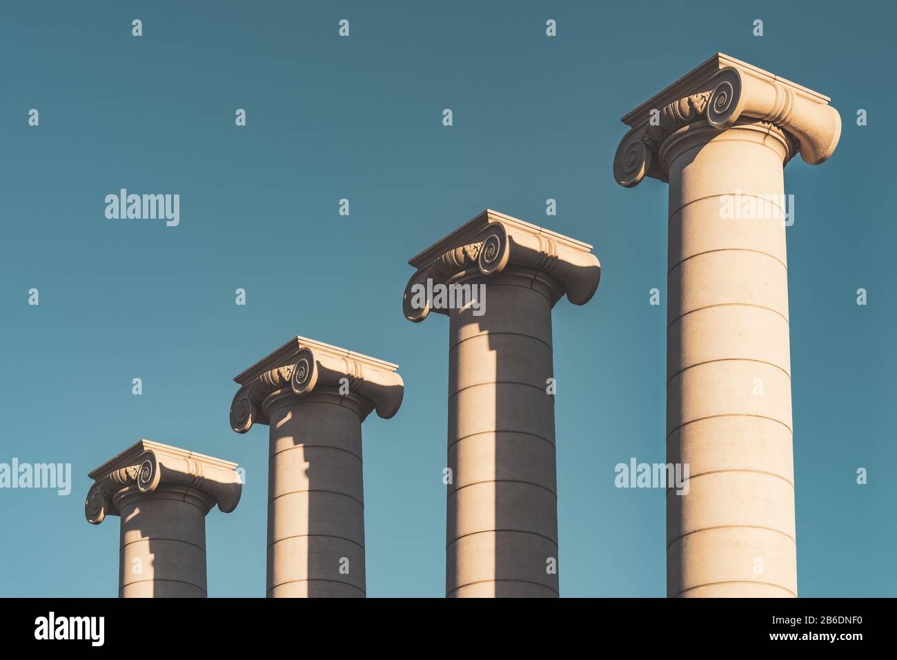 Quattro colonne in stile ionico contro il cielo blu Foto Stock