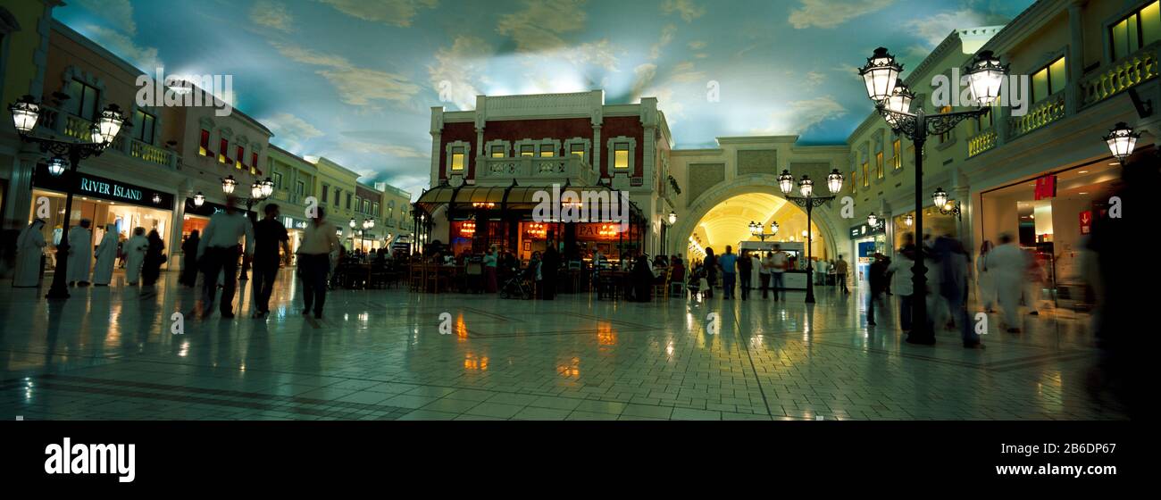 Persone in un centro commerciale, Villaggio Shopping Mall, Doha, ad Dawhah, Qatar Foto Stock