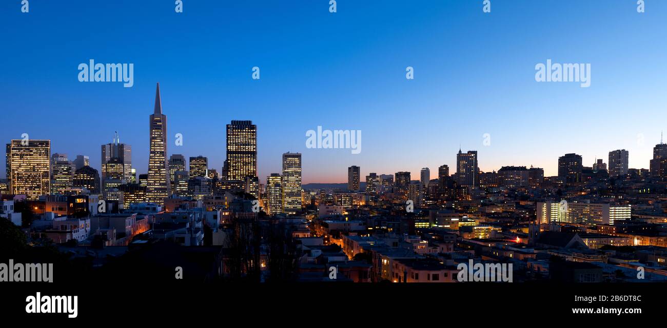 Edifici illuminati al tramonto, Telegraph Hill, San Francisco, California, Stati Uniti Foto Stock