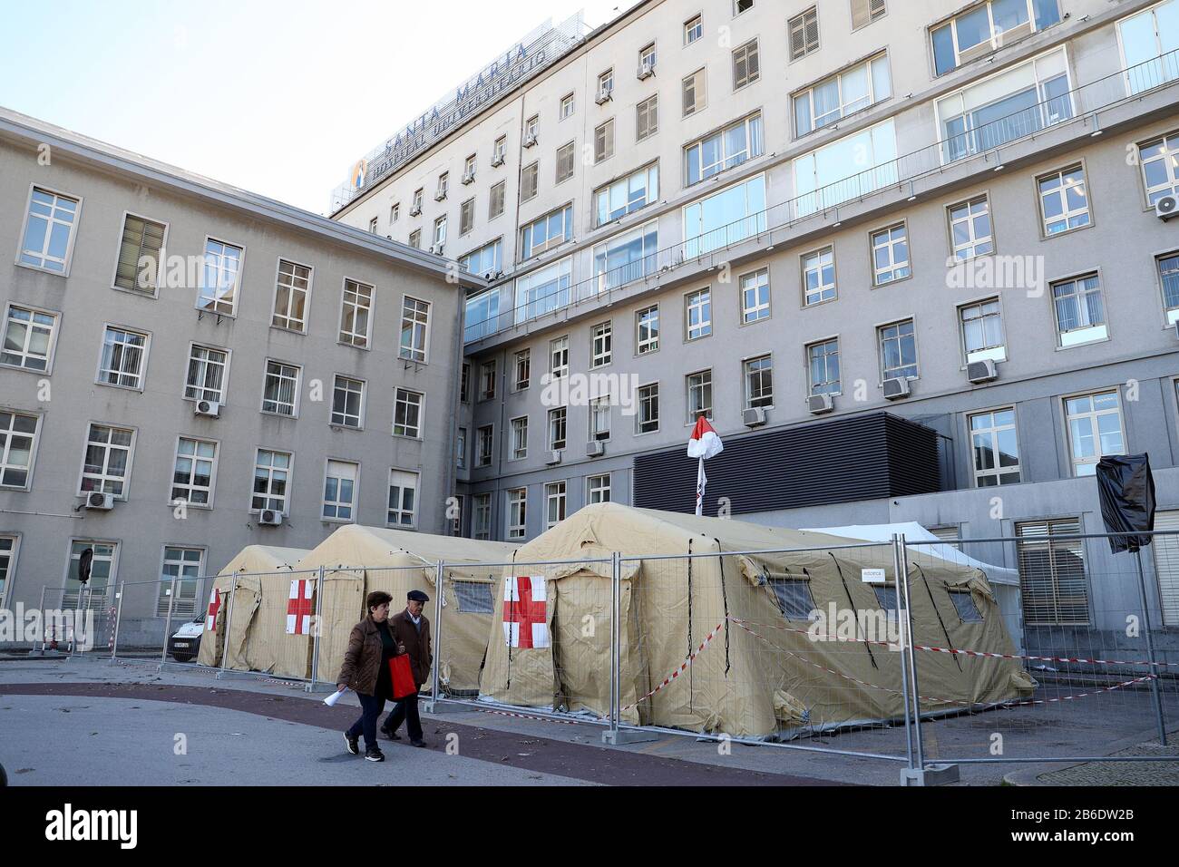 Lisbona, Portogallo. 10th Mar, 2020. Le tende fornite dalla Croce Rossa portoghese per mettere in quarantena casi sospetti di COVID-19 sono visibili accanto all'ospedale Santa Maria di Lisbona, Portogallo, il 10 marzo 2020. Martedì il primo ministro portoghese Antonio Costa ha affermato che il popolo portoghese deve essere preparato per il caso peggiore COVID-19. A partire da martedì mattina, in Portogallo sono stati segnalati 41 casi confermati di coronavirus. Credito: Pedro Fiuza/Xinhua/Alamy Live News Foto Stock