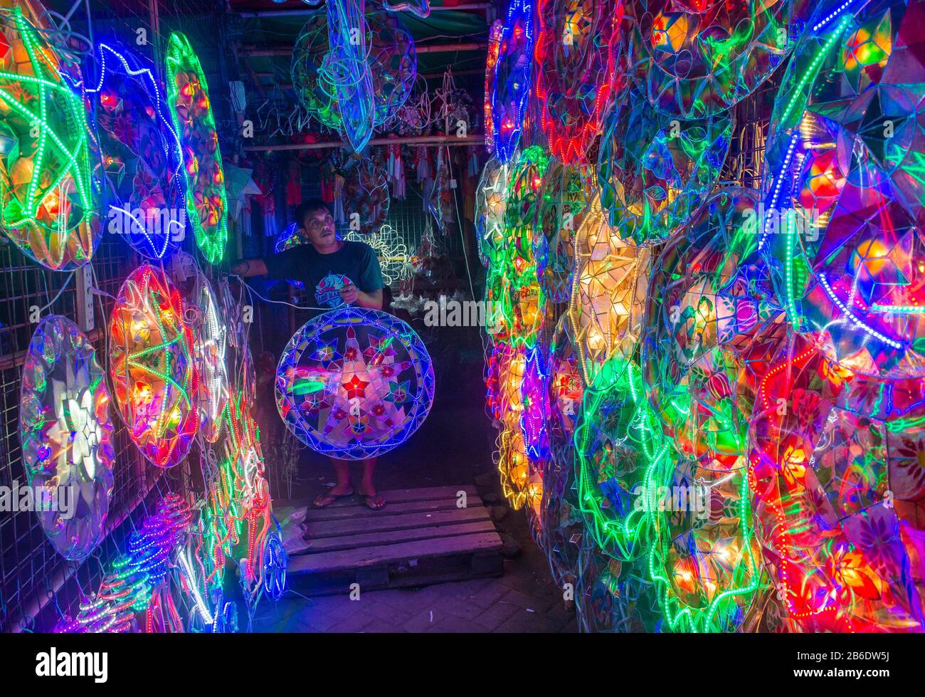 Lanterne colorate in un mercatino di Natale nella città di Las Pinas, Manila, Filippine Foto Stock