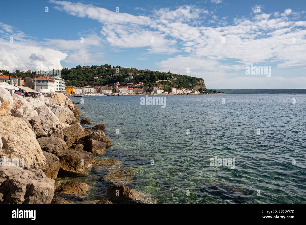 Acqua trasparente e pulita della città storica di Pirano, mare adriatico, Slovenia Foto Stock