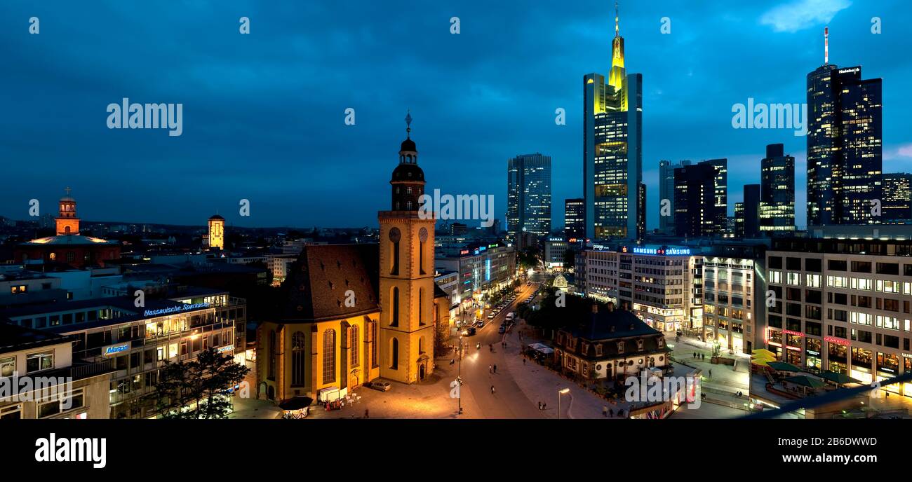 Edifici illuminati di notte, Chiesa di Santa Caterina, Hauptwache, Francoforte, Assia, Germania Foto Stock