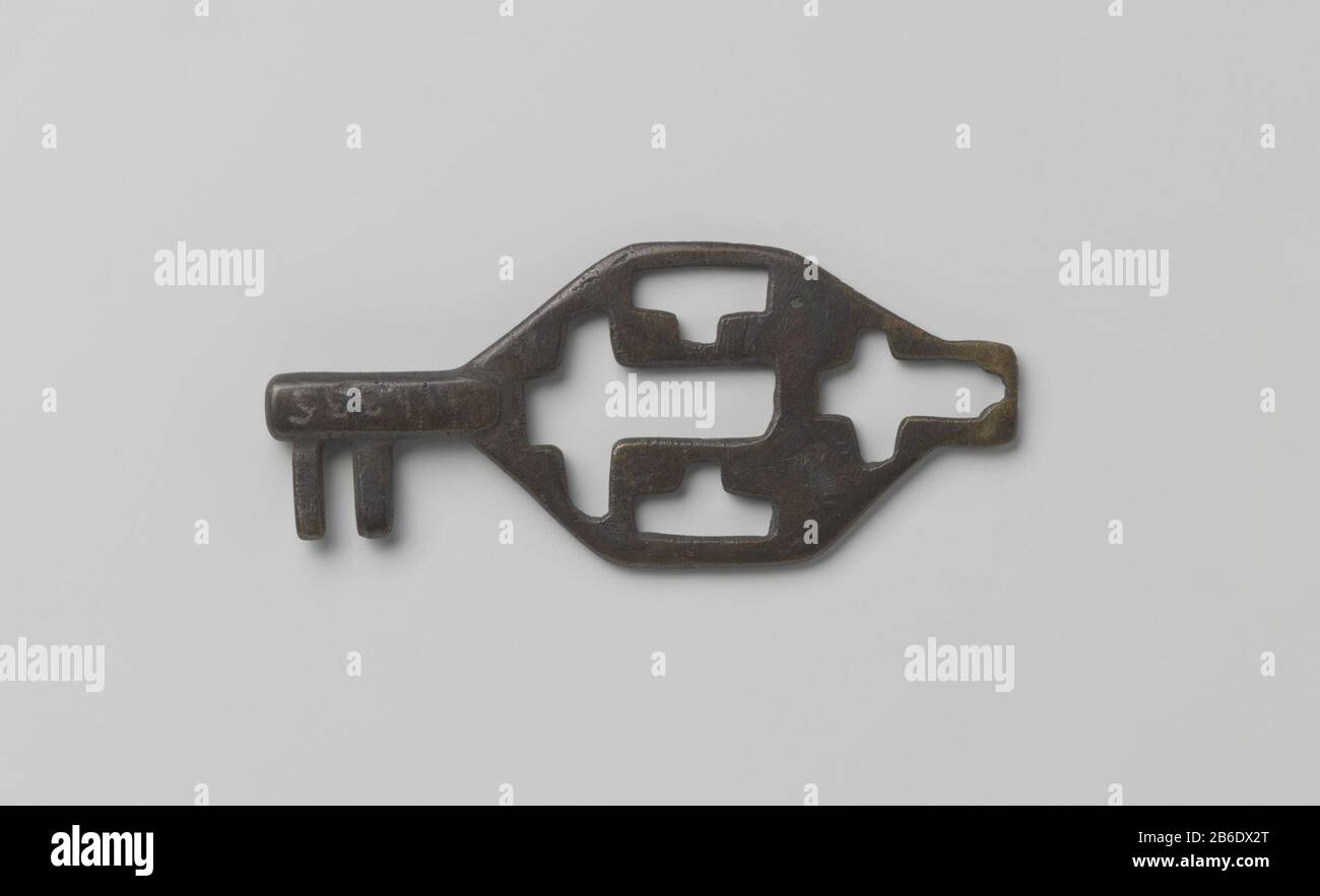Bisschopssleutel Platte sleutel zgn. Bisschopssleutel met twee omgekeerde kruisvormen in de zeshoekige greep uitgehakt en met een tweeledige baard.Vervaardiging Dating: CA. 1400 - ca. 1950 Materiale: Broni dimensioni: L 10,7 cm. × b 4,7 cm. Foto Stock