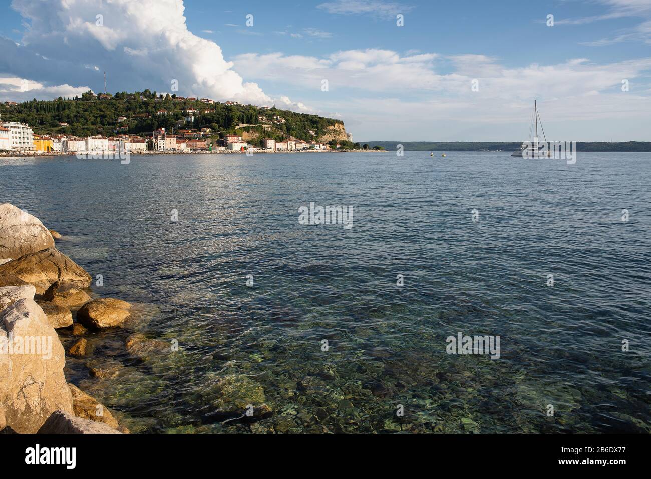 Acqua trasparente e pulita della città storica di Pirano, mare adriatico, Slovenia Foto Stock