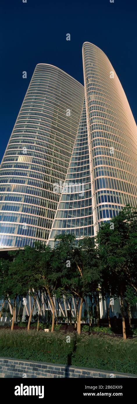 Vista a basso angolo di una torre, Abu Dhabi Investment Authority Tower, Abu Dhabi, Emirati Arabi Uniti Foto Stock