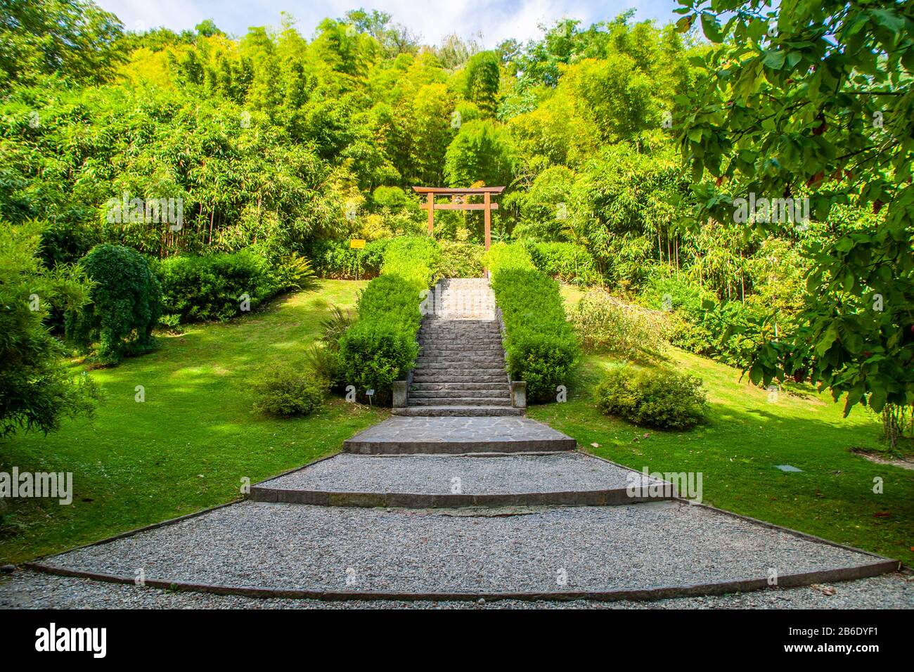 Il cancello giapponese nell'orto botanico di Villa Carlotta a Tremezzo, Lombardia, Italia Foto Stock