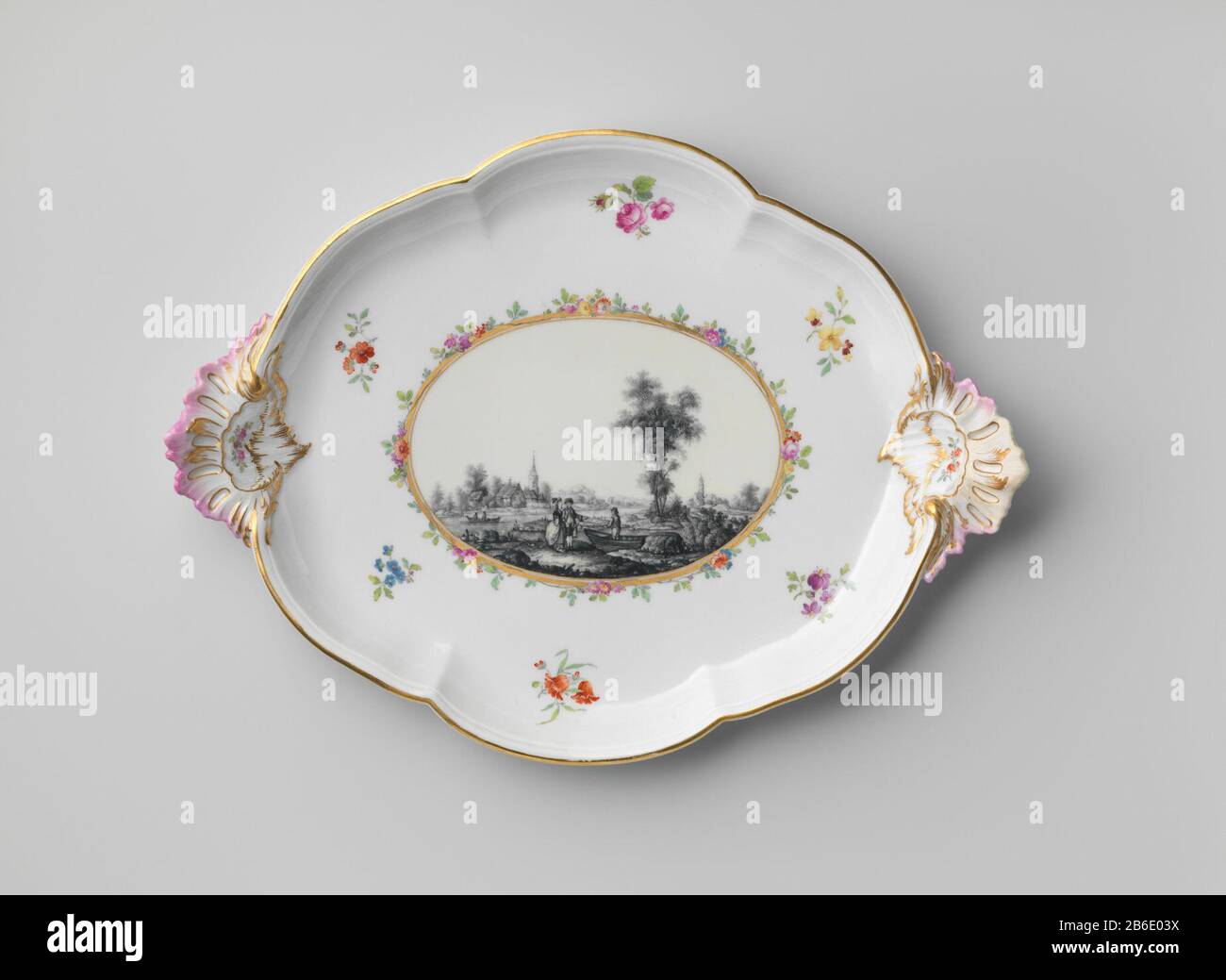 Foglio o piatto con un paesaggio e rami di fiori Blad di schotel van porselein, beschilderd in emailkleuren en goud. De schotel is zesmaal gelobd en heedft twee handvaten in rocaillestijl. Op het plat een ovaal medaillon met daarin een landschap in encre de Chine. Het medaillon wordt omringd porta verschillende bloemtakken. Elk handvat ha incontrato een bloemtak in een gelobd vak. Vier extra voeten binnen de voetring. Gemerkt op de onderzijde met de scetter, nummer 03 en II. Produttore : porseleinfabriek: Königliche Porzellan ManufakturPlaats fabbricante: Berlijn Dating: CA. 1780 kenmerken Fisico: P. Foto Stock