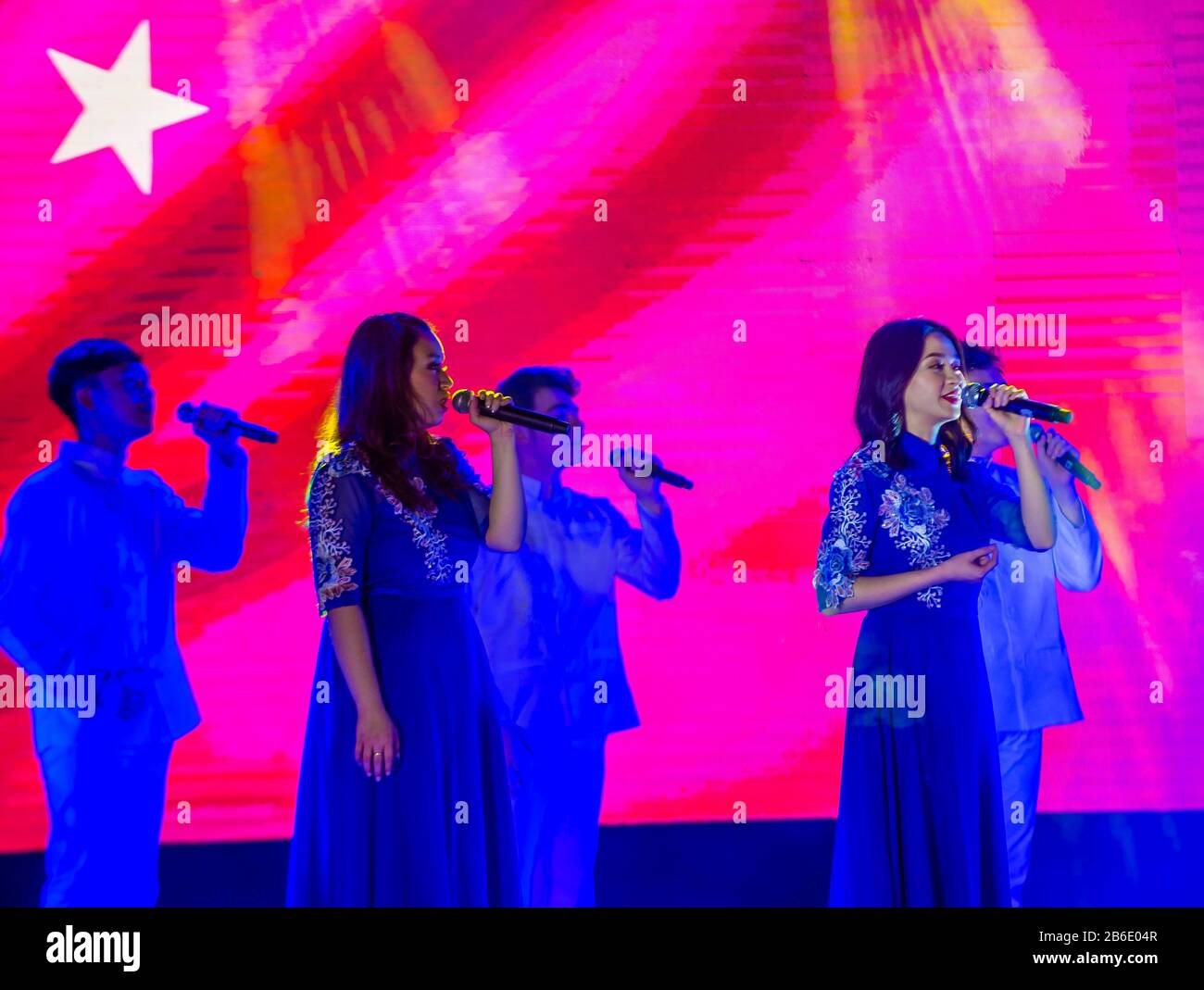 Cantanti cinesi si esibiscono a Chinatown Manila, nelle Filippine Foto Stock