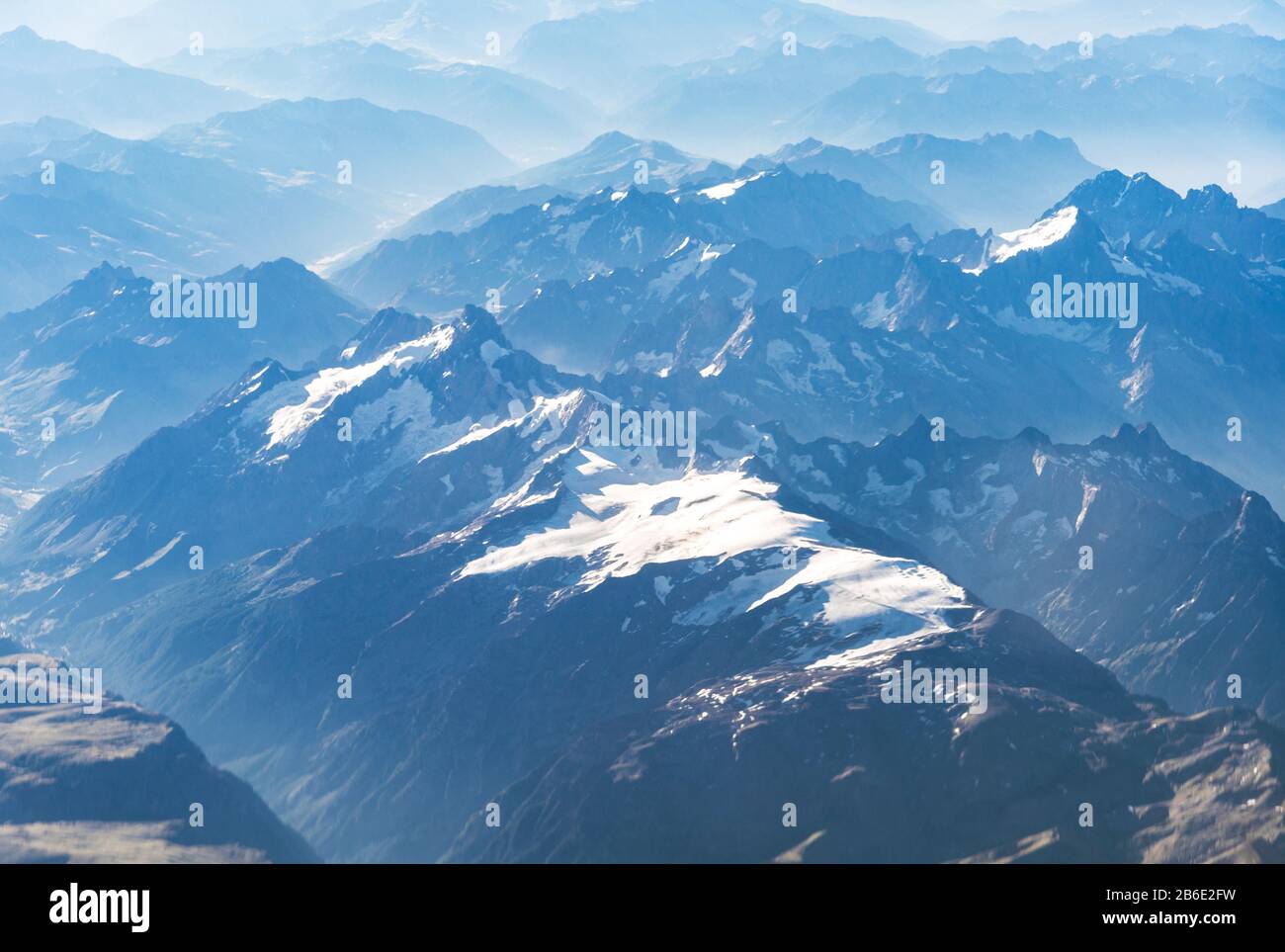 Paesaggio vista aerea delle Alpi blu montagne con nuvole sopra la Svizzera. Foto Stock