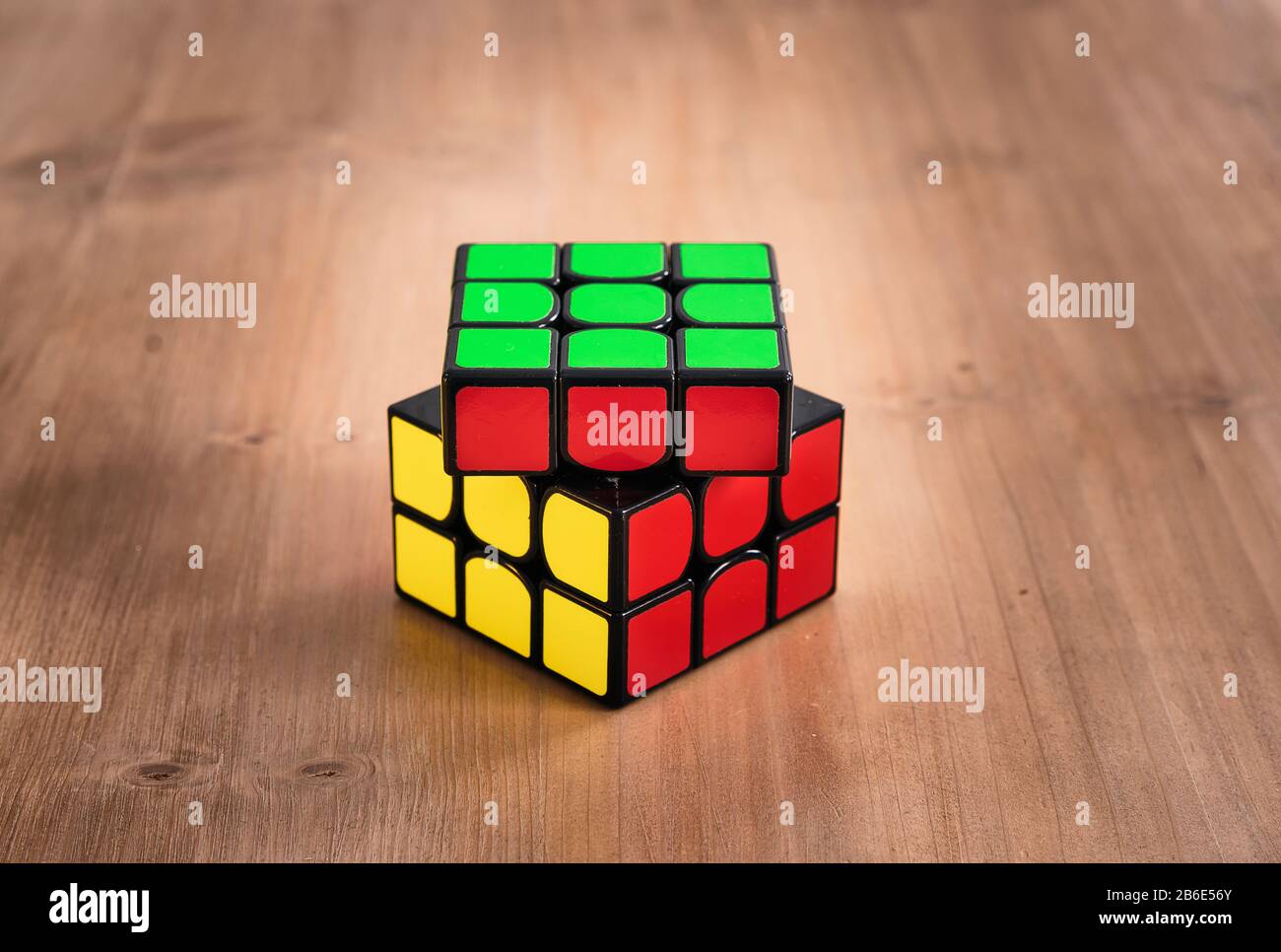 Rubik Cube puzzle intelligence gioco giocattolo risolto, tre lati Foto Stock