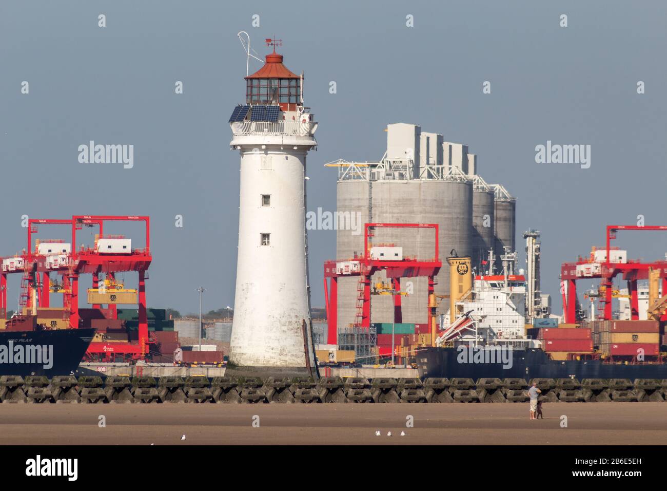 Nuovo faro di Brighton con Gradstone dock gru e silos di grano in background Foto Stock