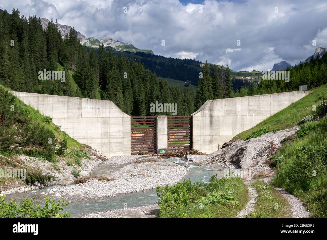 Stoplog fuga diga di difesa alluvione sul fiume Zurs, Lech, Austria Foto Stock