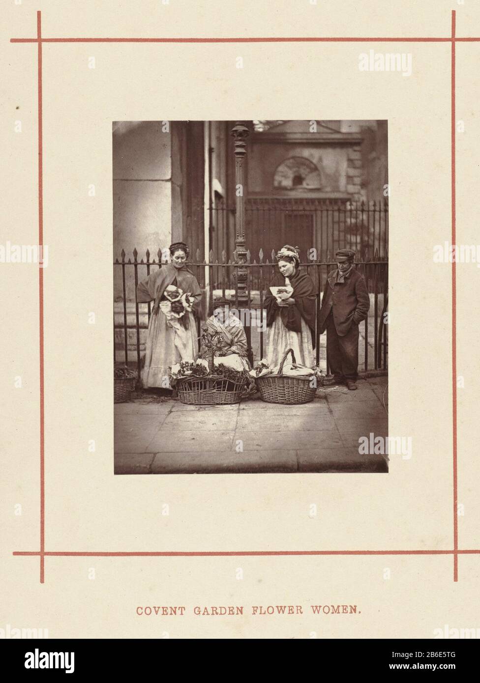Venditori di fiori a Covent Garden, Londra Covent Garden Flower Women (title Object) venditori di fiori a Covent Garden, LondenCovent Garden Flower Women (title Object) Property Type: Photographs numero articolo: RP-F F80307 Iscrizioni / marchi: Title, recto under, printed: 'Covent Garden Flower Women' fabbricante : fotografo John Thomson (attribuito a) editore: Marston, Searle & Riton Sampson Low (attribuito a) Luogo di fabbricazione: Inghilterra Data: 1876 - 1877 caratteristiche Fisiche: Woodburytypie Materiale: Cartone di carta Tecnica: Woodburytypie dimensioni: Foto: H 109 mm × W 85 mmblad: H 270 mm × W 20 Foto Stock