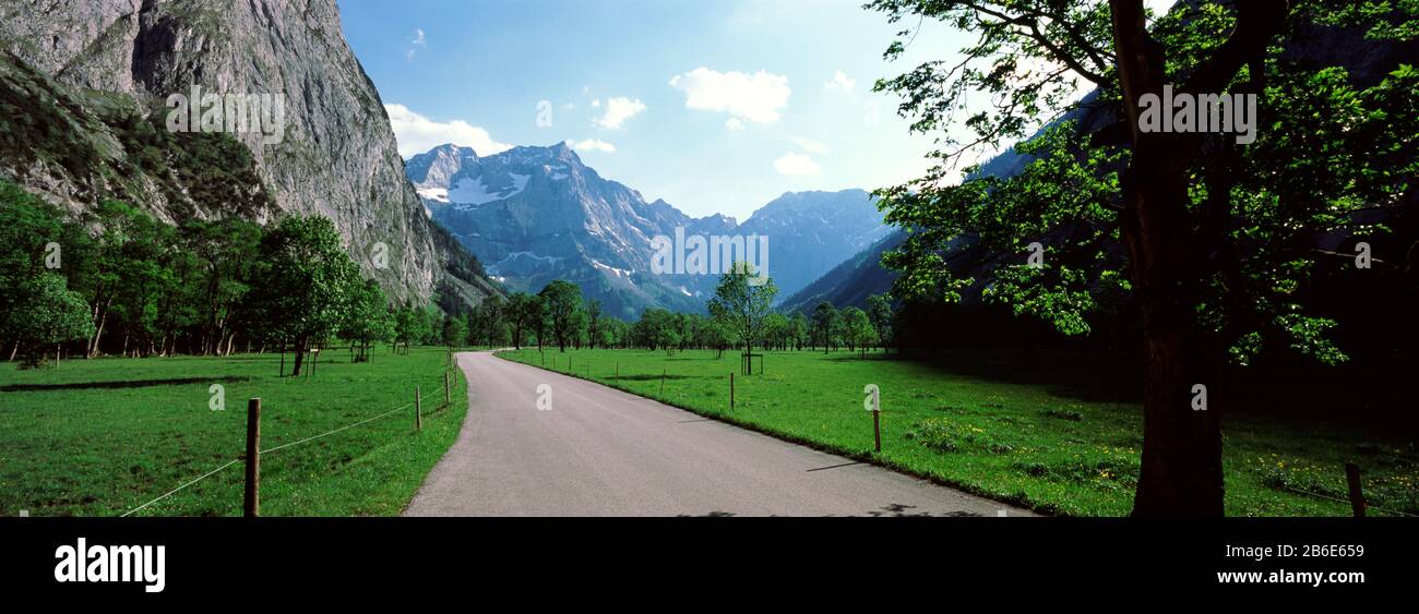 Strada sterrata che attraversa una catena montuosa, i Monti Karwendel, la Valle del Risstal, Hinterriss, Tirolo, Austria Foto Stock
