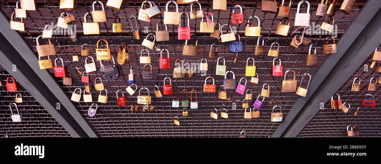 Locks of Love su una recinzione, Ponte Hohenzollern, Colonia, Renania Settentrionale-Vestfalia, Germania Foto Stock