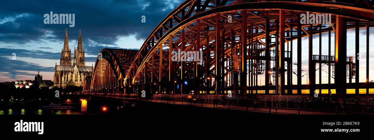 Ponte Hohenzollern illuminato di notte, Cattedrale di Colonia, fiume Reno, Colonia, Renania Settentrionale-Vestfalia, Germania Foto Stock