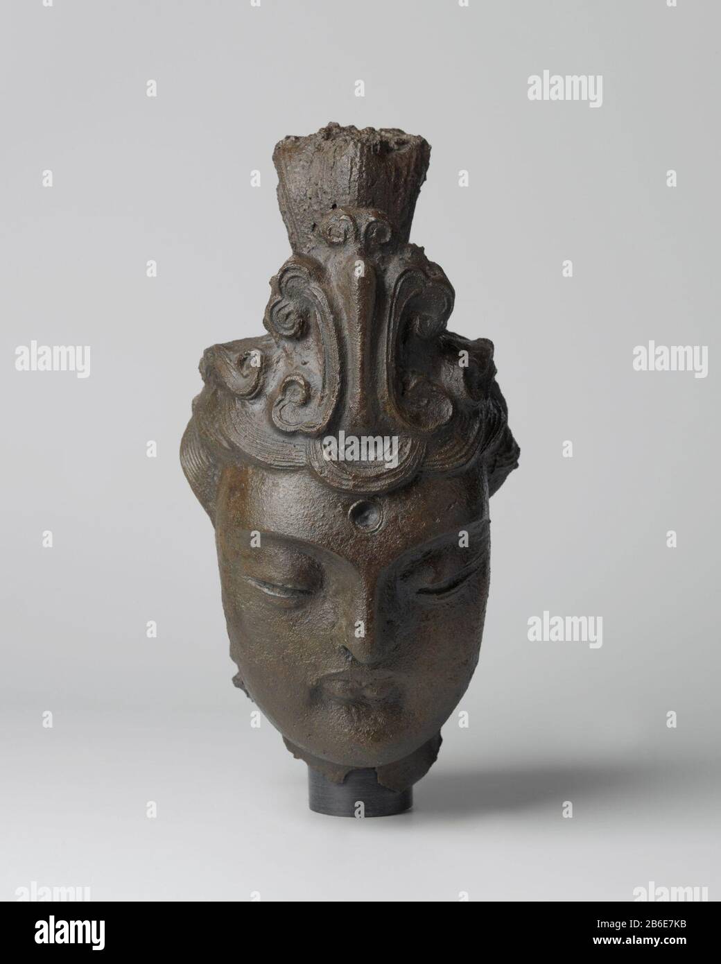 Bodhisattva Kop van een Bodhisattva; hoog opgemaakte haartooi; een kuiltje op de plaats van de urna. Produttore : anoniemPlats prodotto: Cina datazione: 1100 - 1200School / stijl: Song-dynasie (960-1279) Materiale: Gietijzer dimensioni: H 31,5 cm (op standaard) × h 38,0 cm × b 16,5 cm × d 17,7 cm Foto Stock