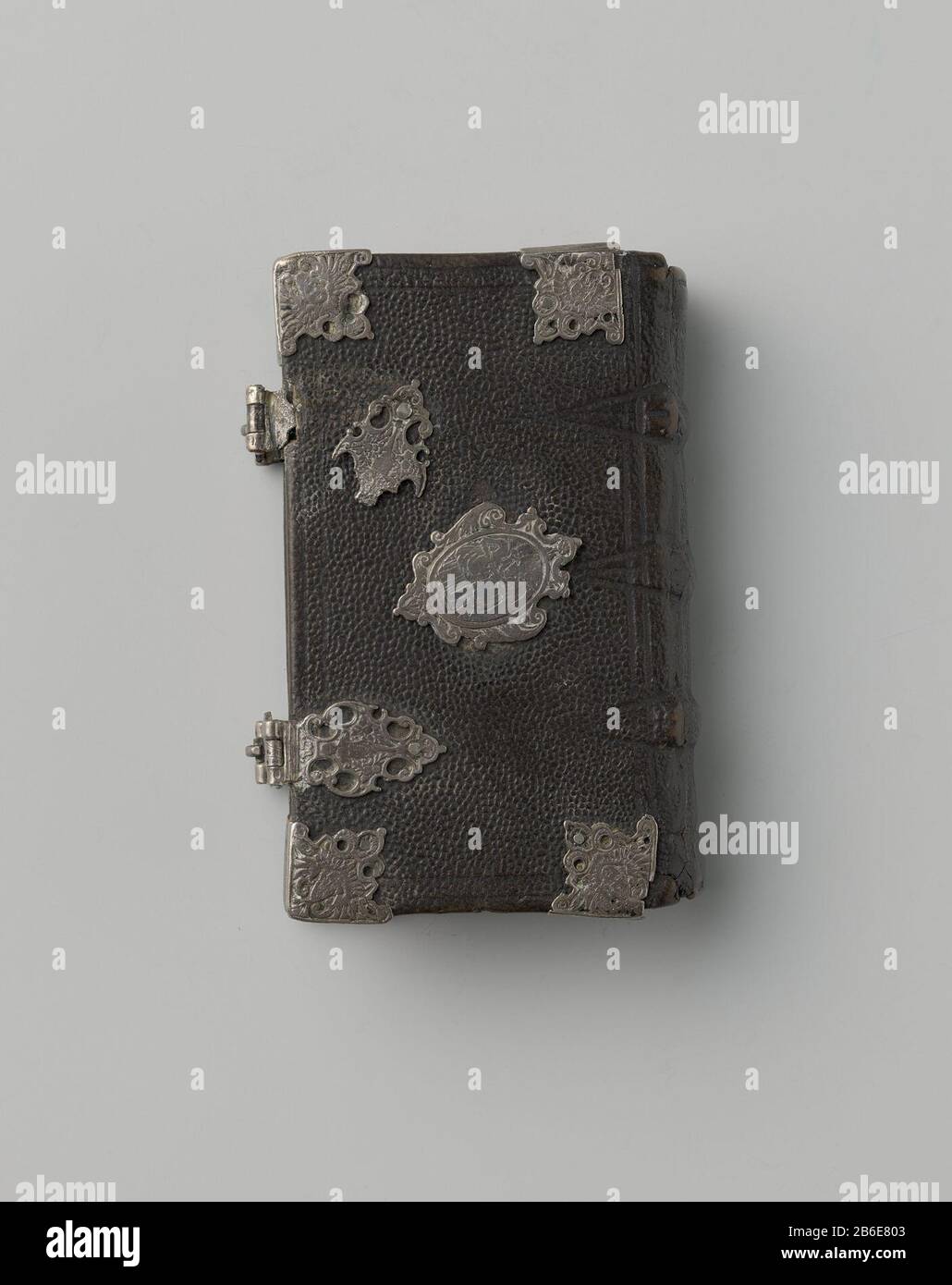 Rilegatura di cuoio nero con argento montato nella parte anteriore al centro un cartouche argento con lo stemma senza braccia Boekband van zwart leer ha incontrato zilver gemonteerd, aan de voorzijde in het midden een zilveren cartouche ha incontrato wapenschild zonder wapen. Aan de achterzijde dezelfde cartouche, Foto Stock