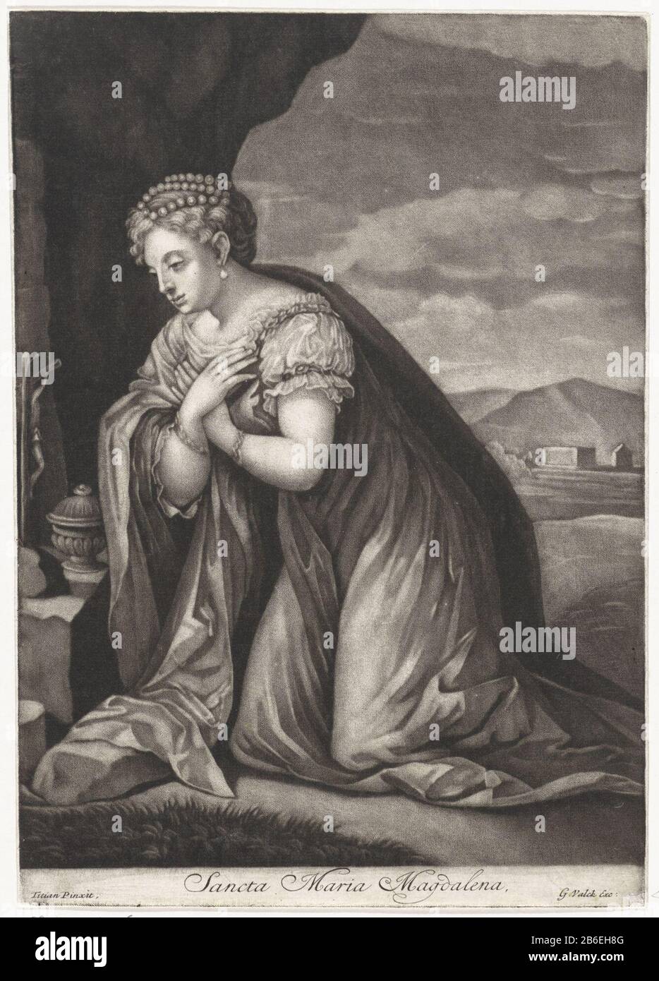 Penitente Maria Maddalena Sancta Maria Maddalena (oggetto del titolo) la Penitente Maria Maddalena prega davanti ad un crocifisso su una roccia. I suoi capelli sono adornati con una collana di perle. Sullo sfondo un dorp. Produttore : stampatore: Anonimo alla pittura da Titian (edificio elencato) Editore: Gerard Valck (proprietà elencata) Luogo di produzione: Amsterdam (possibile) Datato: 1660 - 1726 caratteristiche Fisiche: Mezzotinta materiale: Carta Tecnica: Mezzotinta dimensioni: Bordo della lastra: H 255 mm × W 180 mm Oggetto: L'arlot penitente Mary Magdalene; attributi possibili: libro (o scroll), corona, corona di spine, crocefisso Foto Stock