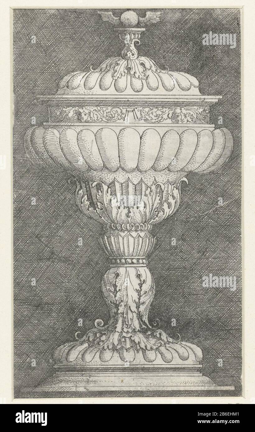 Calice con una palla alata vasi, jug e vasi (titolo serie) Trofeo su un piede, lo stelo è decorato con foglie di acanto, il coperchio è una palla alata. Da una serie di 22 fogli con vasi, caraffe e bokalen. Produttore : stampatore Albrecht Altdorfer (edificio elencato) nel suo disegno: Albrecht AltdorferPlats fabbricante: Germania Data: CA. 1506 - 1538 caratteristiche Fisiche: Materiale di attacco: Carta Tecnica: Incisione dimensioni: Foglia: H 185 mm × W 108 mm Oggetto: Zanzara, bicchiere e calice Foto Stock