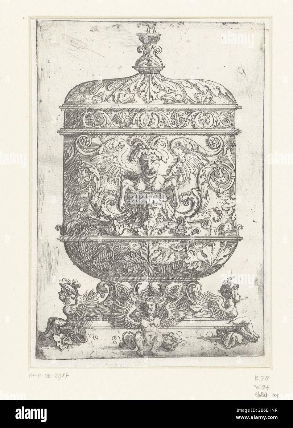 Vasetto con vasi, vasi e calici con finiture grottesche (titolo della serie) vaso con coperchio, decorato con grottesche e fogliame. La base è costituita da tre sfingi. Nel ventre del vaso una creatura fantasia alata. Da una serie di 22 fogli con vasi, caraffe e bokalen. Produttore : printmaker Albrecht Altdorfer (edificio elencato) nel suo disegno: Albrecht Altdorferinspirator: Nicoletto da Modena Produzione Luogo: Germania Data: CA. 1506 - 1538 caratteristiche Fisiche: Materiale di attacco: Tecnica della carta : dimensioni di attacco: Bordo della lastra: H 167 mm × W 112 mm Oggetto: Zanzara, bicchiere e calice Foto Stock