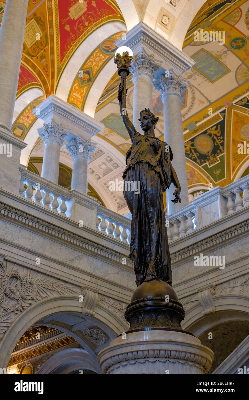 Biblioteca del Congresso Grande Sala statua e soffitto, Washington, DC, USA. Foto Stock