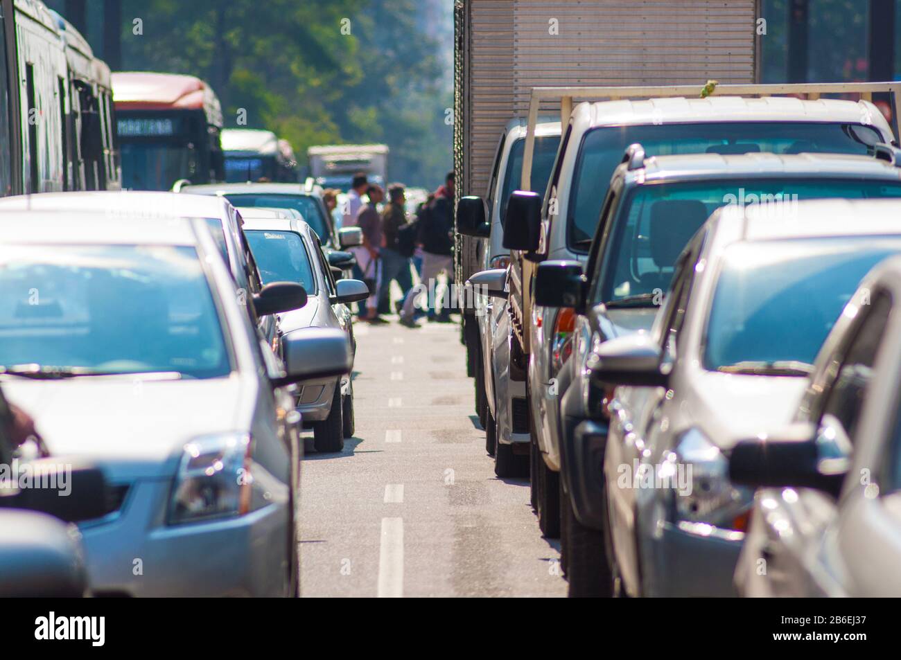 il traffico pesante si ferma mentre i pedoni attraversano Foto Stock