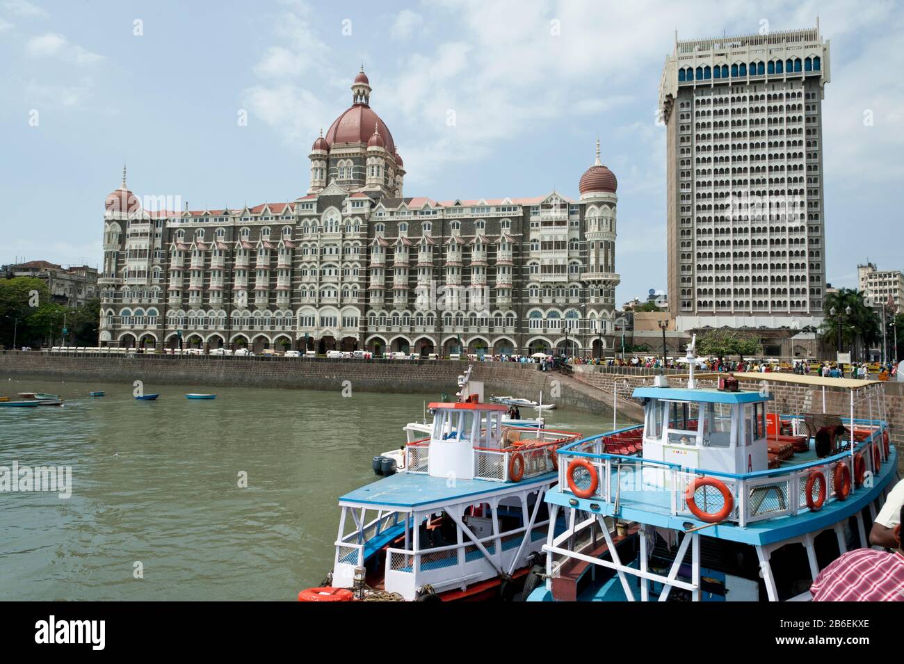 Taj Mahal Hotel e torre sul lungomare, Mumbai, Maharashtra, India Foto Stock