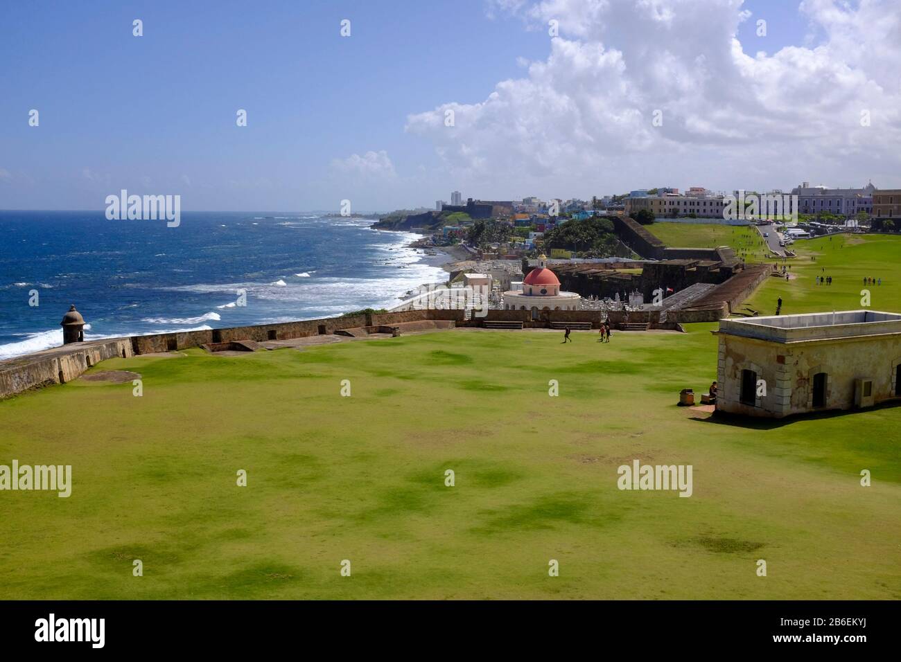 Vista della Costa di San Juan dal Castillo San Felipe del Morro Foto Stock