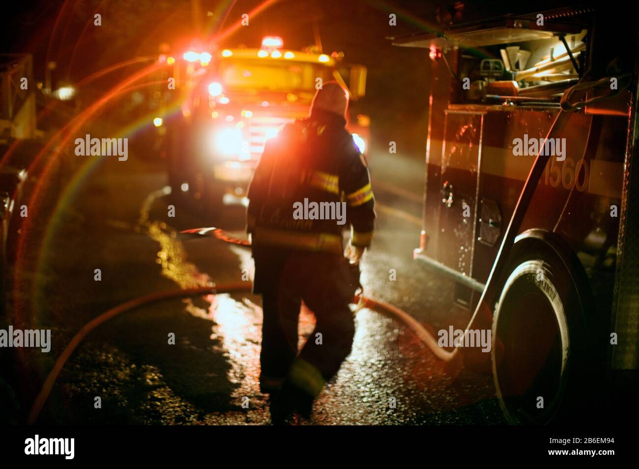 Vista dei veicoli che si spostano verso una persona. Foto Stock