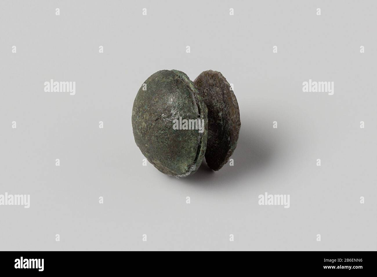 Boordeknop. Prigioniero; (1) circolare, a cupola, liscio (1,3d, 1,1h). Produttore : anoniemPlats fabbricante: Nederland datazione: 1700 - in di voor 13-ago-1743 kenmerken Fisico: Koper Materiale: Koper dimensioni: H 1,1 cm. × d 1,3 cm. Date: 1743-08-13 - 1743-08-13 Foto Stock