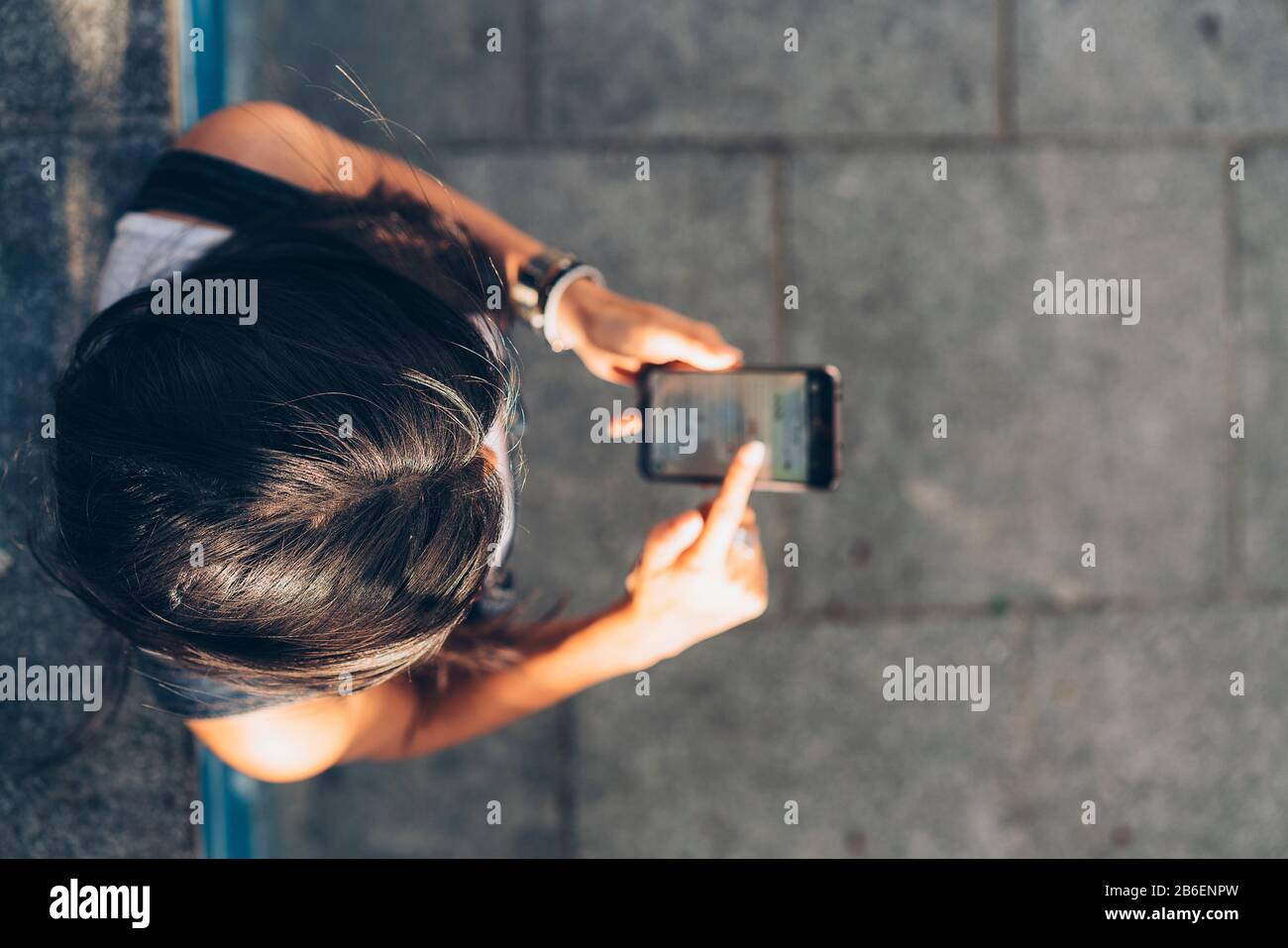 Allegro cute ragazza alla ricerca di nuove informazioni attraverso i social media che tengono il telefono Foto Stock