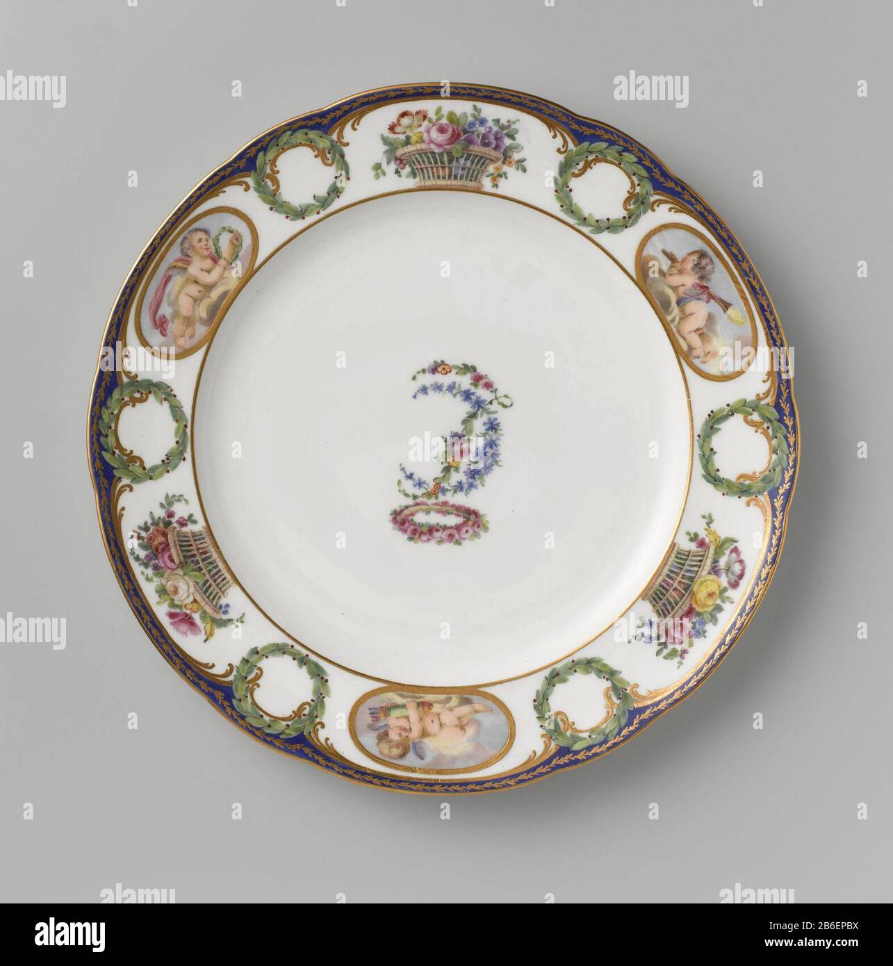 Bordo di Bord (piastra solida) Rond bord van veelkleurig beschilderd porselein, met een geschulpte rand. Op het plat zijn in bloemenranken de letters CL geschilderd, Foto Stock