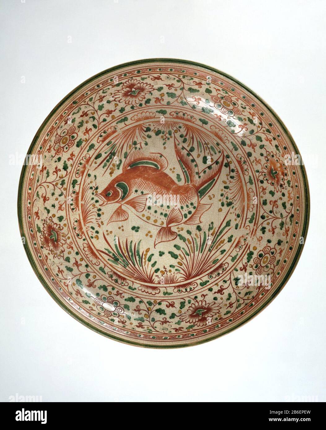 Piatto piatto con tendrils di pesce e fiori Schotel van steengoed, beschilderd op het glazuur in rood, groen en goud. Op de voorzijde een medaillon met een vis (karper) tussen waterplanten. OM het medaillon een band ha incontrato bloemmotieven. De wand met een band ha incontrato bloemranken. De achterzijde met 'base chocolatée'. Produttore : pottenbakker: AnoniemPlaats fabbricante: Vietnam Dating: CA. 1400 - ca. 1599 Kenmerken Fisico: Steengoed met emailkleuren en verguldsel Materiale: Steengoed glazuur email goud Techniek: Draaiend bewerken / bakken / schilderen / emailleren / glazuren dimensioni: D 45,5 cm. × Foto Stock