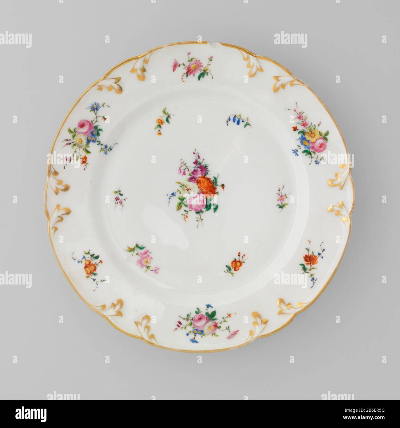 Piatto con bouquet e fiori sparsi Bord van porselein ha incontrato een gelobde rand, beschilderd op het glazuur in blauw, rood, roze, groen, geel, paars, zwart en goud. Op het plat boeketten van verschillende bloemen en stroiobloemen. Vanuit de gelobde, gouden rand, gemodelleerde bladranken a reliëf, aangezet ha incontrato ad alta voce. Hiertussen boeketten. Drie proenen op de onderzijde. Gemerkt op de onderzijde Met 3. Produttore : porseleinfabriek: Fabriek Dominique DenuellePlats fabbricante: Parijs Dating: CA. 1839 kenmerken Fisico: Porselein met emailkleuren en verguldsel Materiale: Porselein glazuur ema Foto Stock