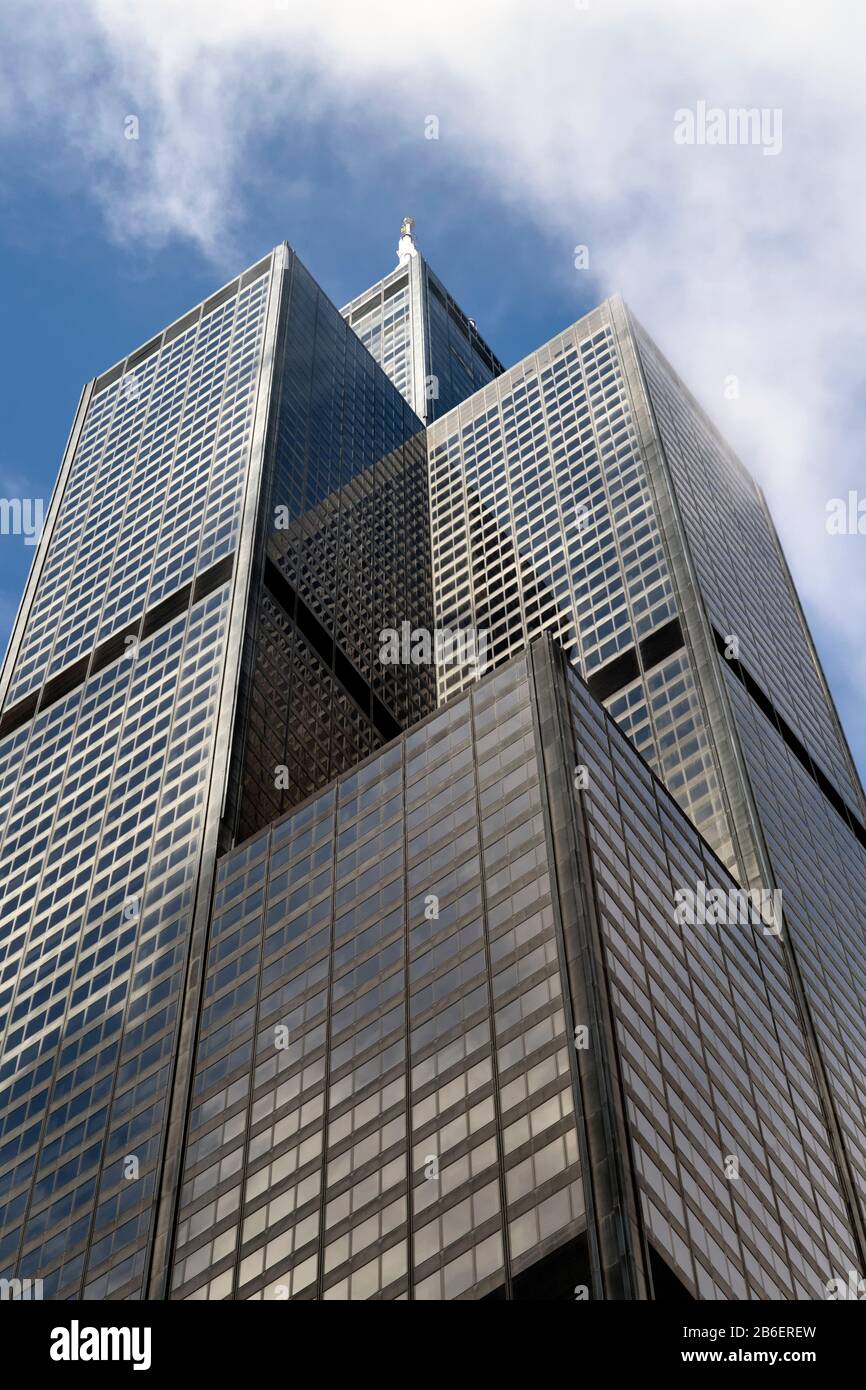 Chicago, Illinois, Stati Uniti. Una vista estrema della Willis Tower (ex Sears Tower) nel famoso Loop della città. Foto Stock