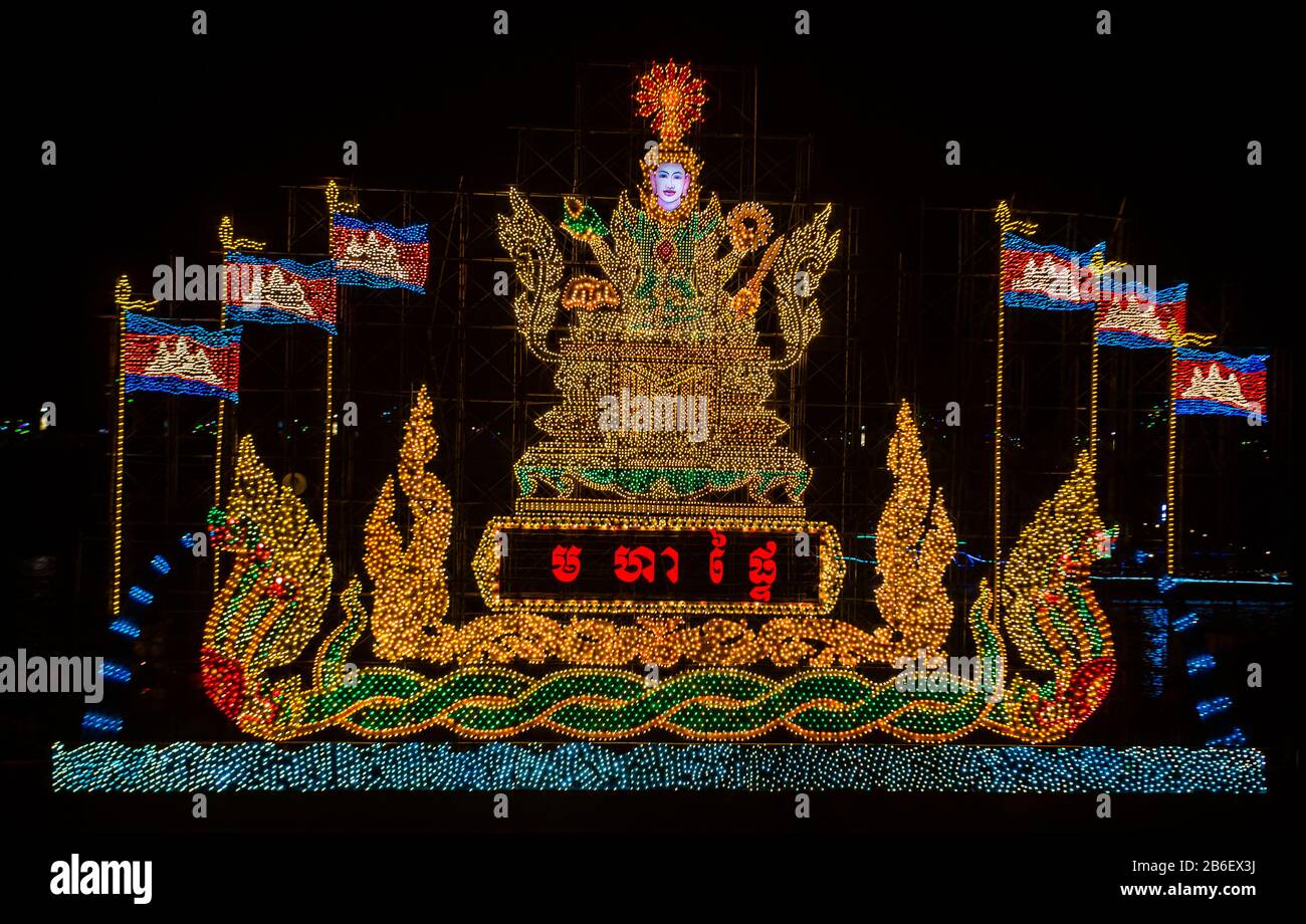 Galleggiante illuminato in Phnom Penh Cambogia Foto Stock