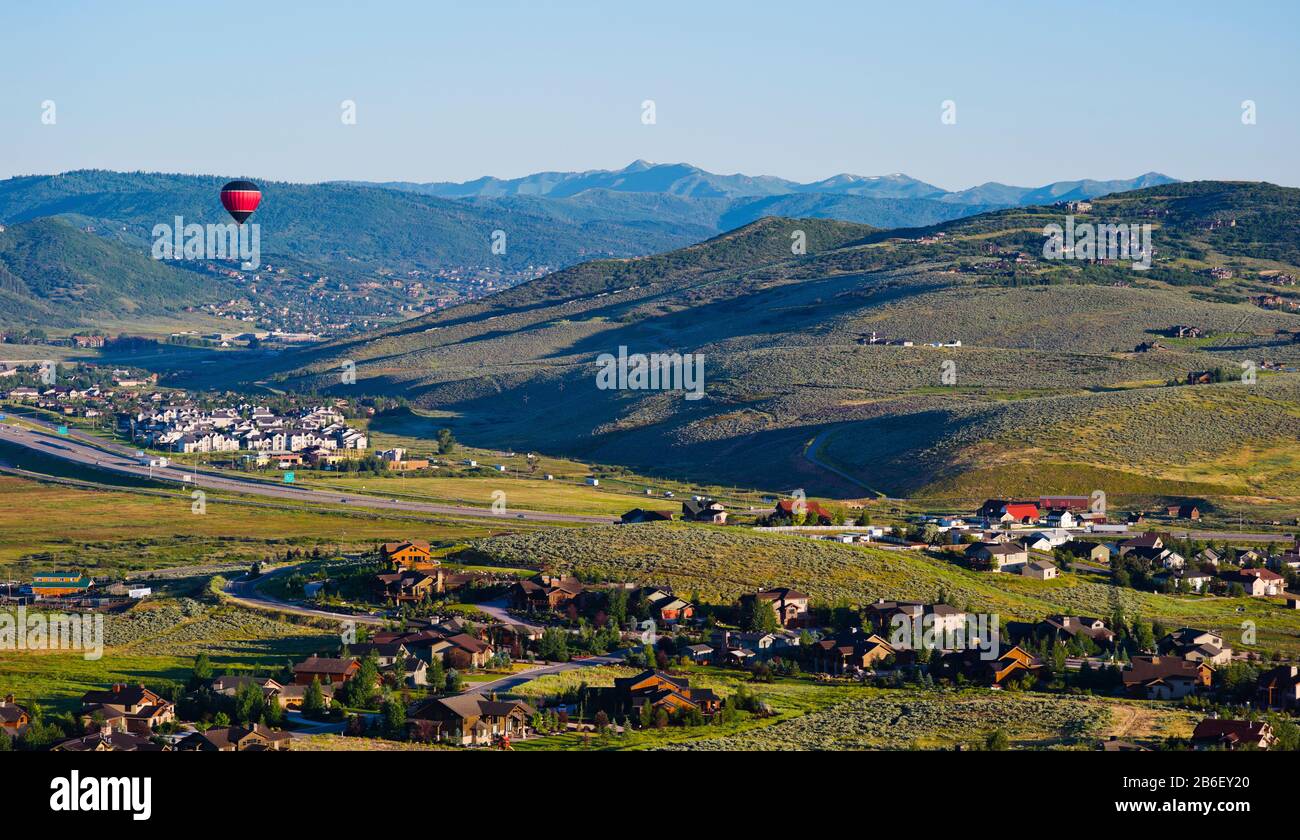 Mongolfiera volare in una valle, Park City, Utah, Stati Uniti Foto Stock