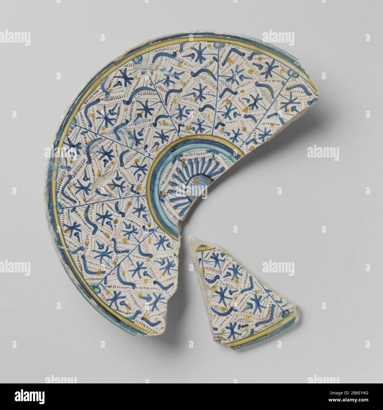 Pannello, in due Frammenti Frammento (twee delen) van een bord van veelkleurig beschilderd maiolica. De rand è beschilderd met stervormige ornamenten en elkaar kruisende, gestreepte banden. Zie een kan Met gelijke beschildering met invnr. BK-NM-11899. Produttore : anoniemPlaats fabbricante: Toscane Dating: CA. 1470 - ca. 1500 kenmerken Fisici: Maiolica veelkleurig beschilderd in de glazuur Materiale: Aardewerk tylazuur loodglazuur Techniek: Maiolica / schildertechniek / policromie dimensioni: H 5 cm. (frammento di grote) × b 27 cm. × d 23,5 cm. × h 1,7 cm. (frammento kleine) × b 11,5 cm. × Foto Stock