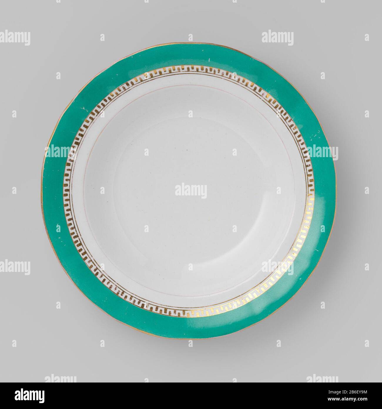 Segno con il bordo verde e il gruppo greco dorato Bord van aardewerk, geschulpt, incontrato groene rand en gouden Griekse band. Produttore : Petrus RegoutPlats manufacturing: Maastricht Dating: CA. 1865 Materiale: Aardewerk Techniek: Transferdecor dimensioni: H 3,9 cm. × d 25,0 cm. Foto Stock