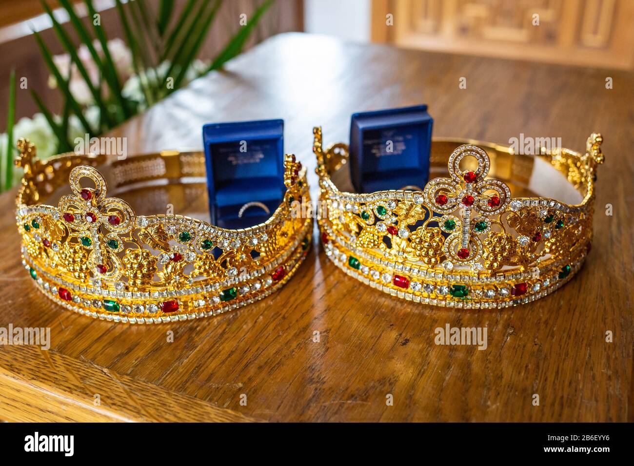 Coppia di anelli di nozze in casi con corone sante tradizione ortodossa di nozze nessuno Foto Stock