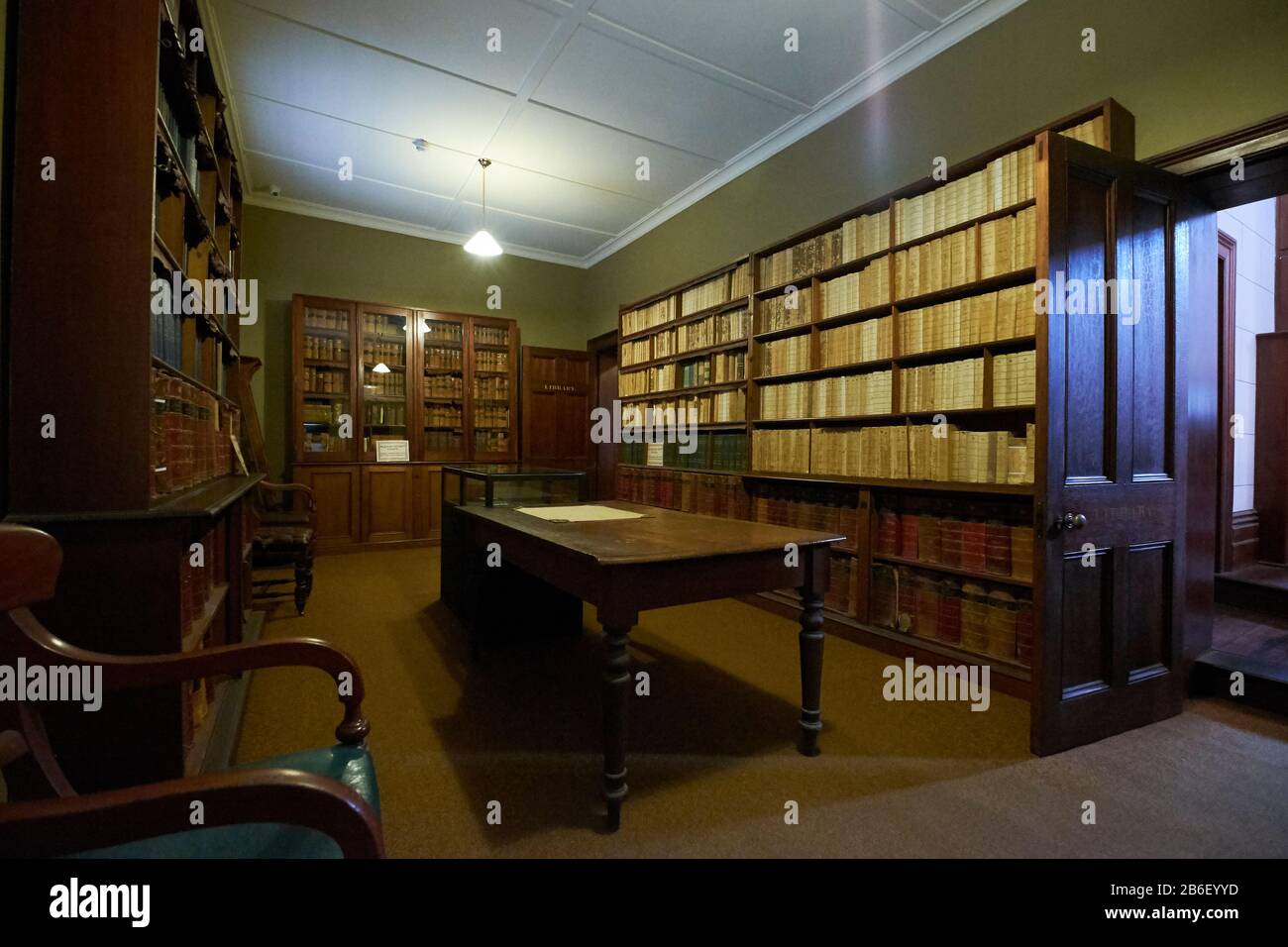 La sala della biblioteca di legge presso l'antico Palazzo di Giustizia, ora un museo. A Beechworth, Victoria, Australia. Foto Stock