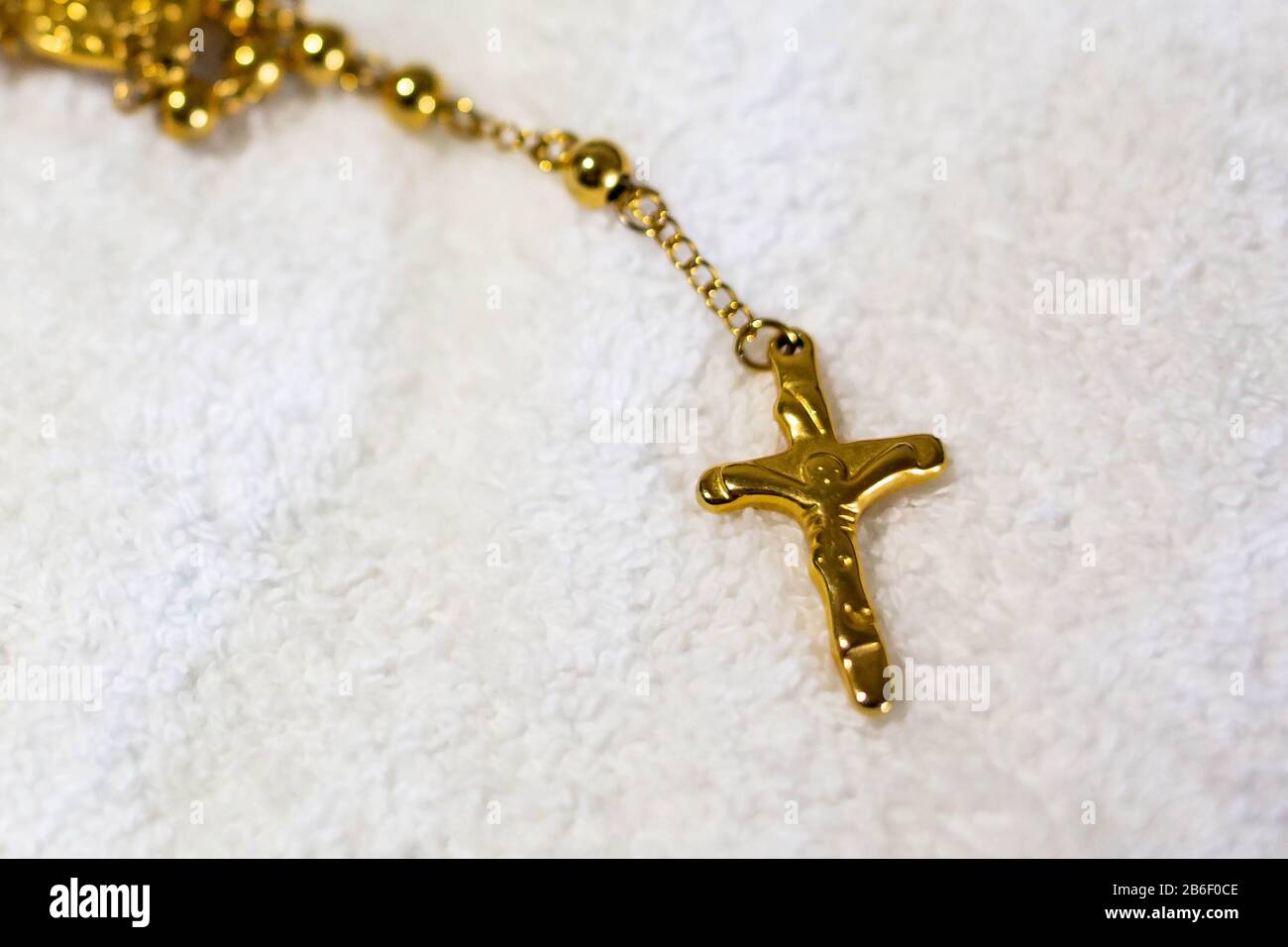 Isolata croce Santa dorata su catena simbolo cristiano nessuno Foto Stock