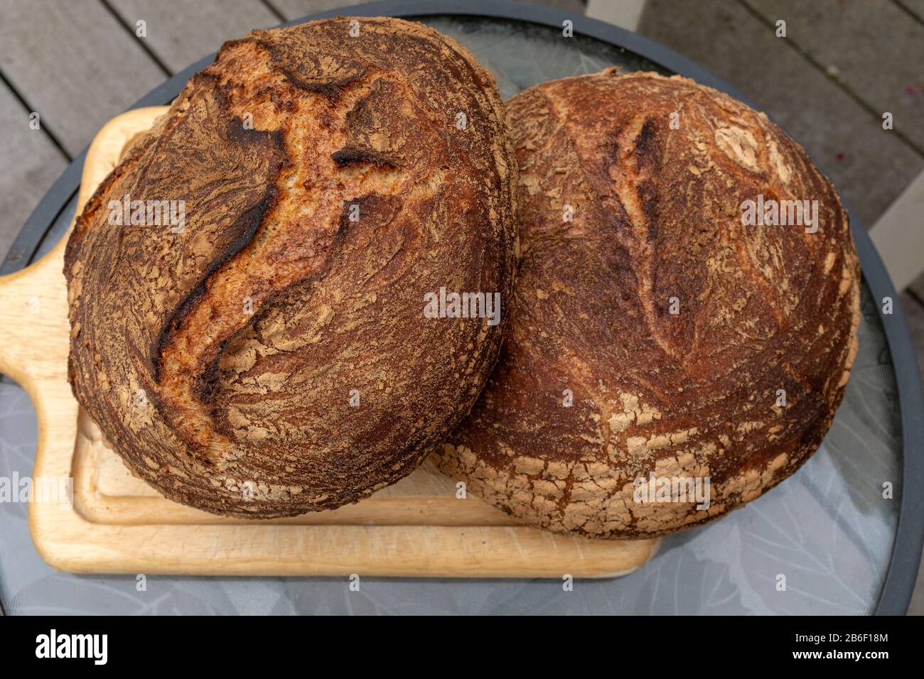 pane fatto in casa cotto nel forno a legna Foto stock - Alamy
