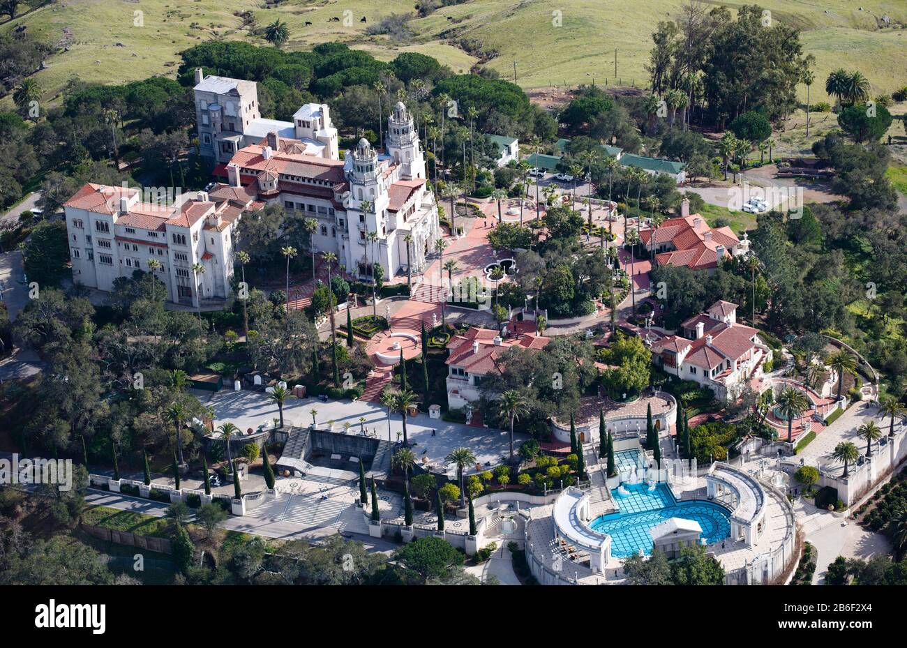 Vista aerea di un castello su una collina, il Castello di Hearst, San Simeone, San Luis Obispo County, California, Stati Uniti d'America Foto Stock
